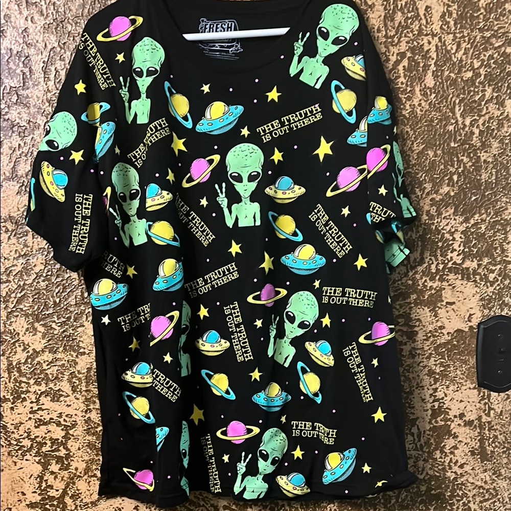 Fresh Black Men's T-Shirt with Alien and Planet Graphics